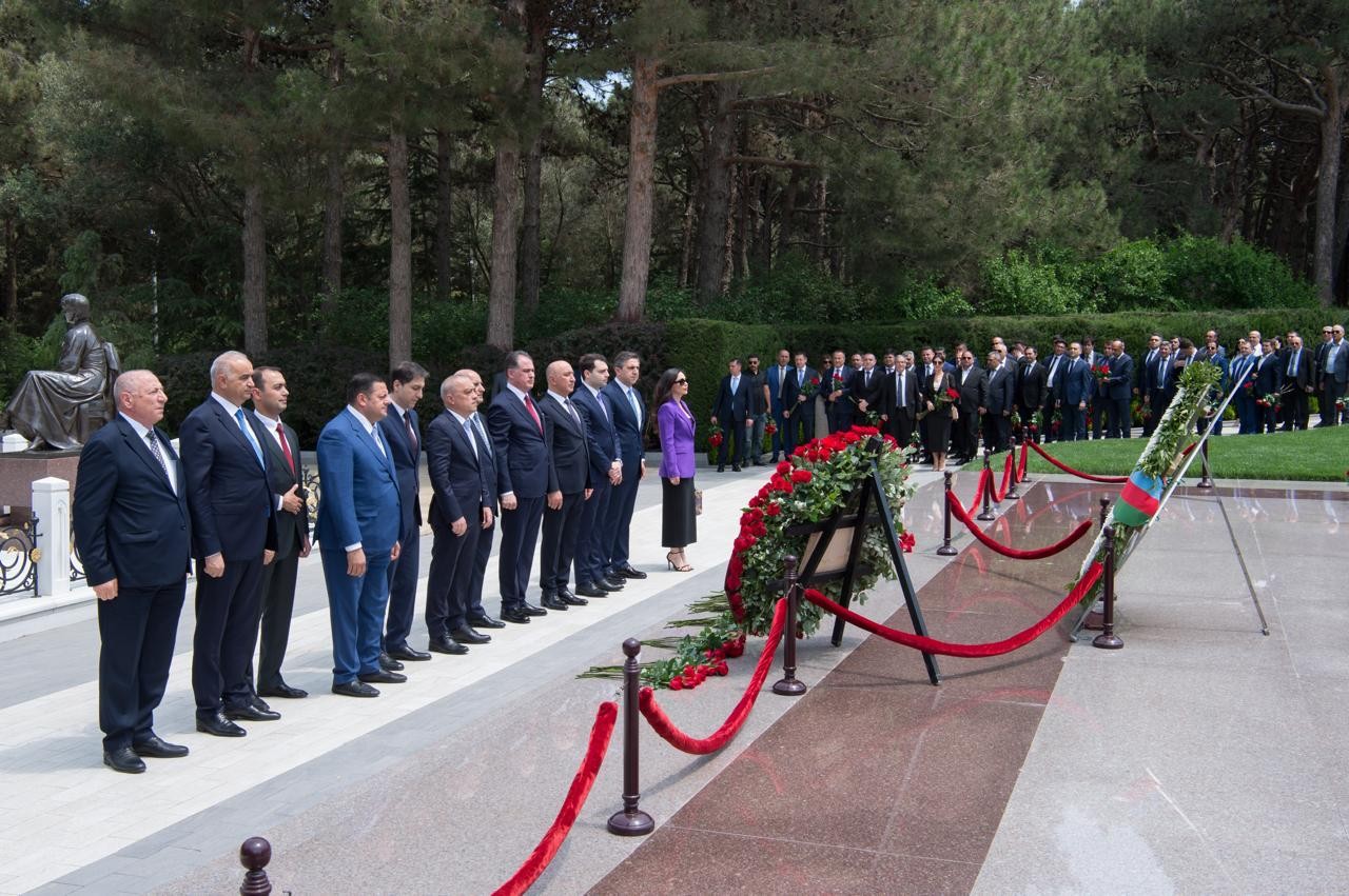 Su təsərrüfatı işçiləri Ümummilli lideri yad etdilər - FOTOLAR