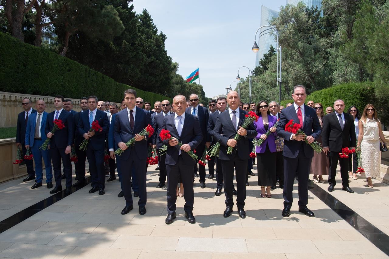 Su təsərrüfatı işçiləri Ümummilli lideri yad etdilər - FOTOLAR