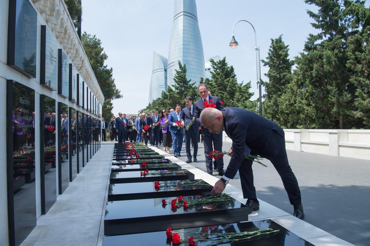 Su təsərrüfatı işçiləri Ümummilli lideri yad etdilər - FOTOLAR