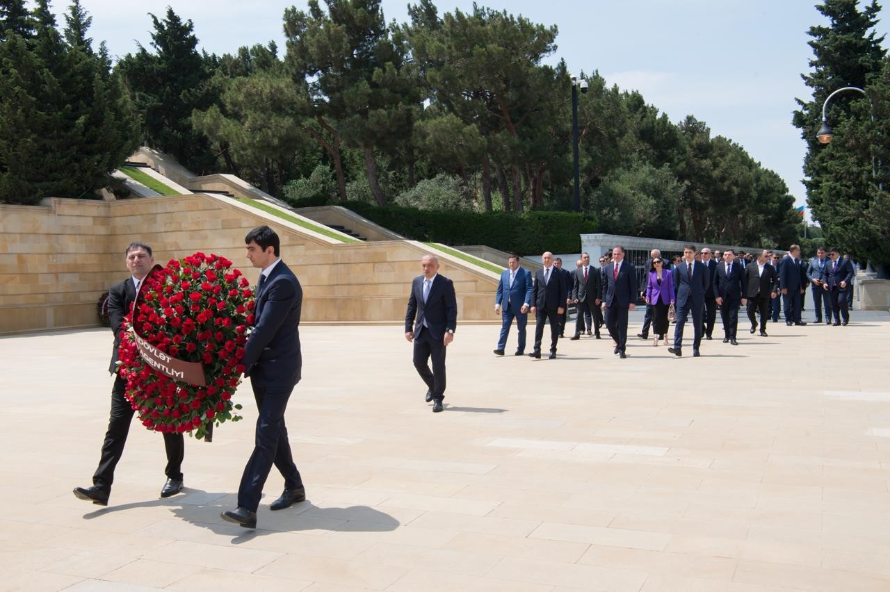 Su təsərrüfatı işçiləri Ümummilli lideri yad etdilər - FOTOLAR