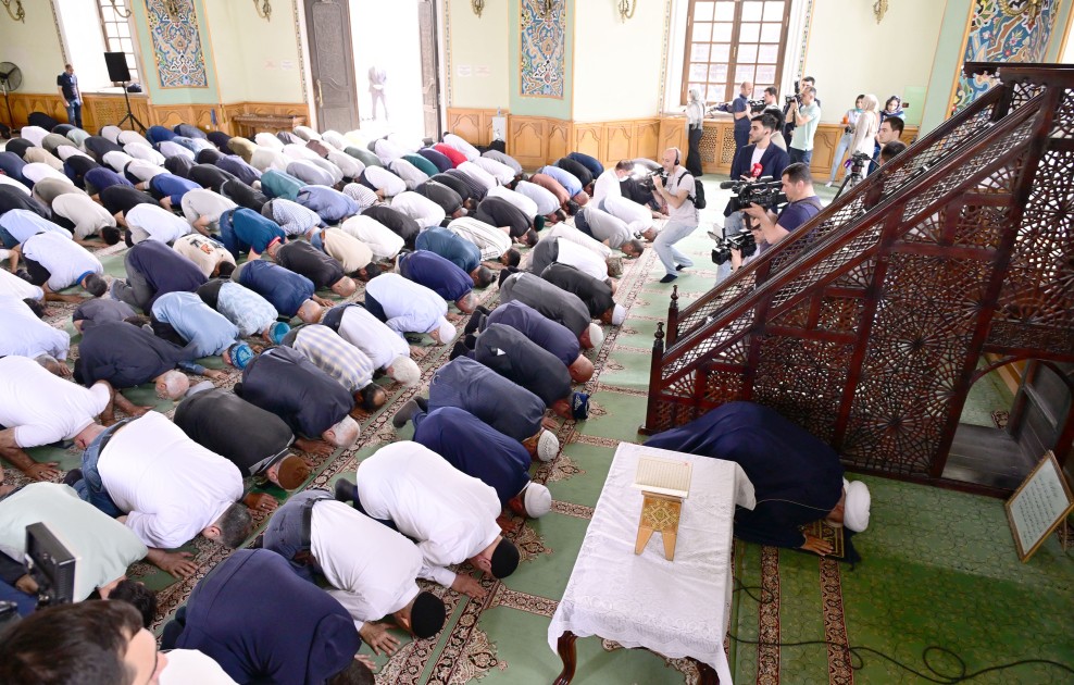 Məscidlərdə bayram namazı qılındı - FOTOLAR