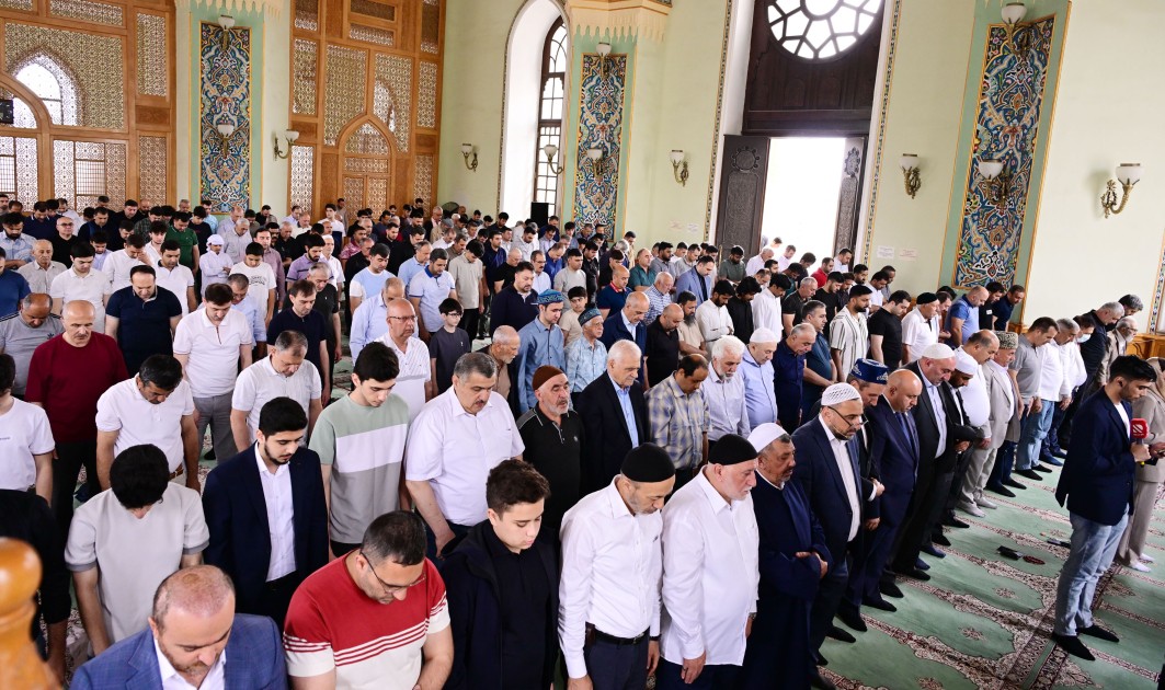 Məscidlərdə bayram namazı qılındı - FOTOLAR