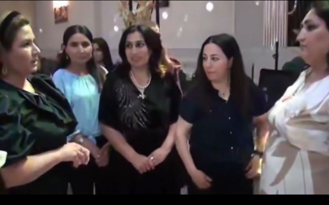 Sıraya düzülüb, müəllimənin barmağına üzük taxdılar -VİDEO Sıraya düzülüb, müəllimənin barmağına üzük taxdılar -VİDEO
