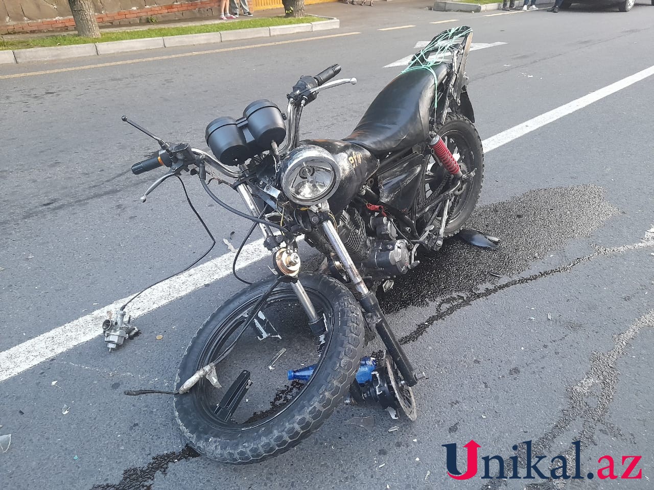 Qaxda motosikletlə minik avtomoboli toqquşub, xəsarət alanlar var - FOTO
