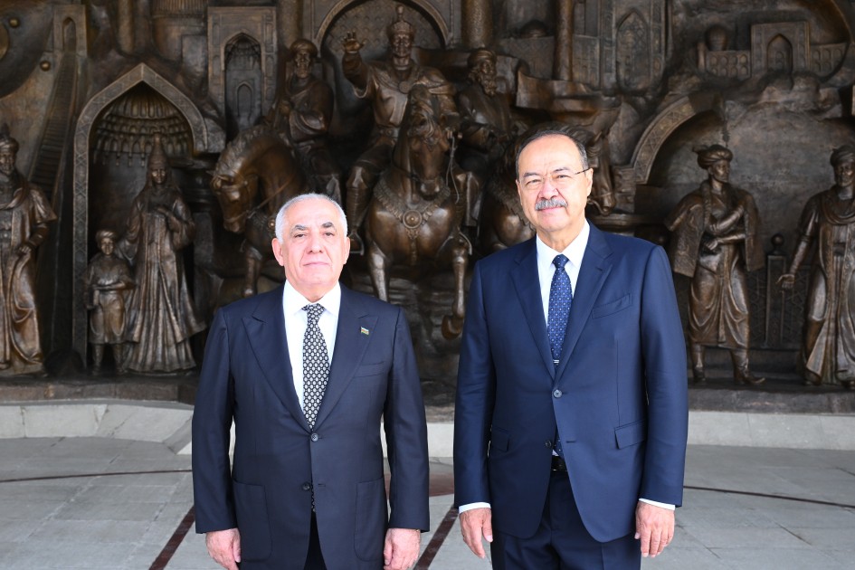 Əli Əsədov Daşkənddə Müstəqillik abidəsini ziyarət etdi - FOTOLAR