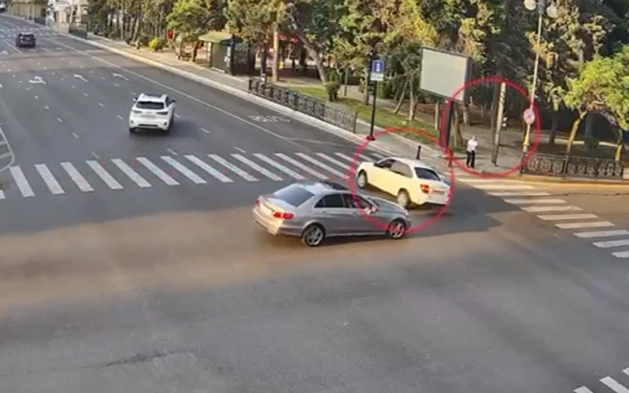 Qəza zamanı svetoforlara zərər dəydi Qəza zamanı svetoforlara zərər dəydi