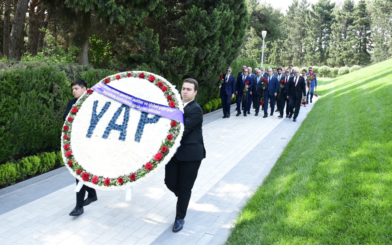 Konfrans iştirakçıları Heydər Əliyevin məzarını və Şəhidlər xiyabanını ziyarət ediblər - FOTOLAR