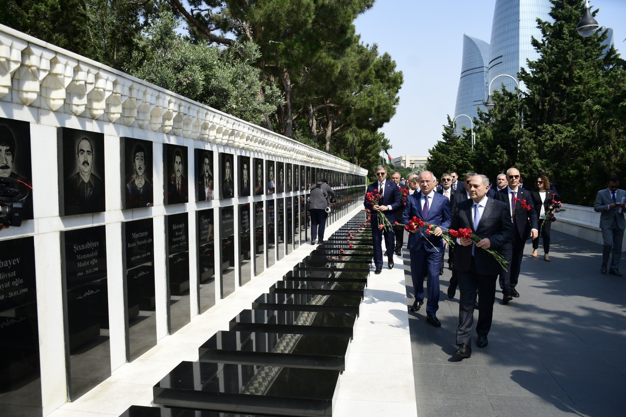 Konfrans iştirakçıları Heydər Əliyevin məzarını və Şəhidlər xiyabanını ziyarət ediblər - FOTOLAR