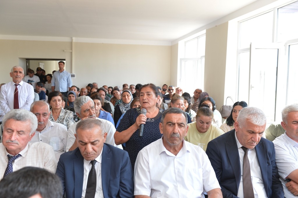 Taleh Qaraşov qəsəbə sakinlərinin problemlərini dinlədi - FOTOLAR