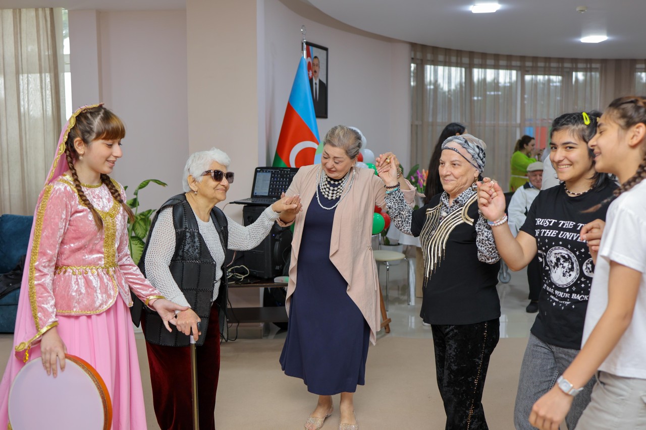 "Azercell" diqqət və qayğıya ehtiyacı olan iki nəsli bir araya gətirdi - FOTOLAR