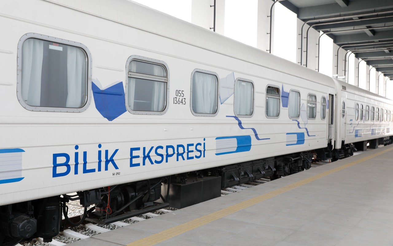 ADY-nin “Bilik Ekspresi” səyyar təlim qatarı istifadəyə verildi- FOTOLAR ADY-nin “Bilik Ekspresi” səyyar təlim qatarı istifadəyə verildi- FOTOLAR