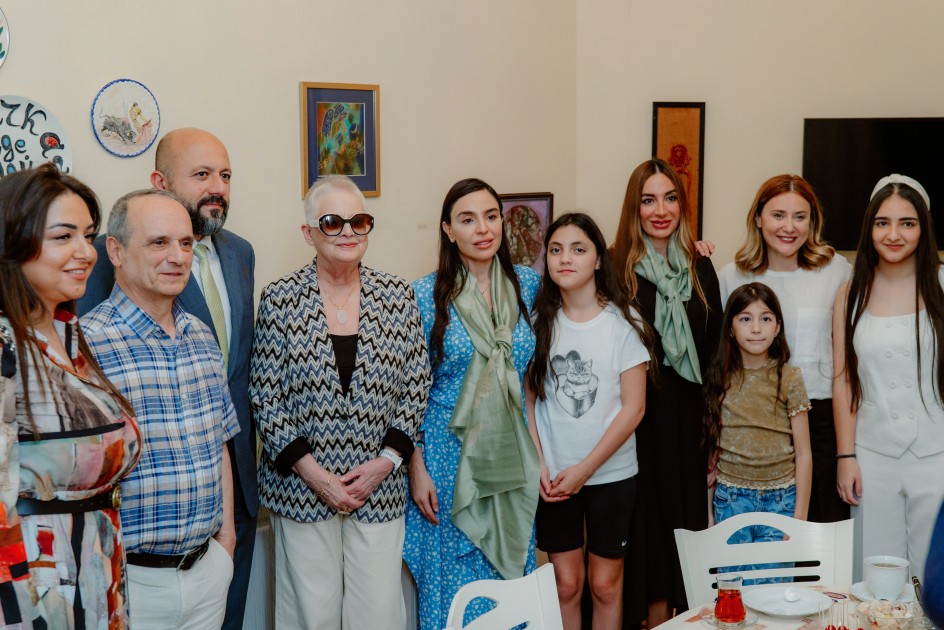 Leyla və Arzu Əliyevalar “Zeynəbin sehrli dünyası” adlı sərginin açılışında - FOTOLAR