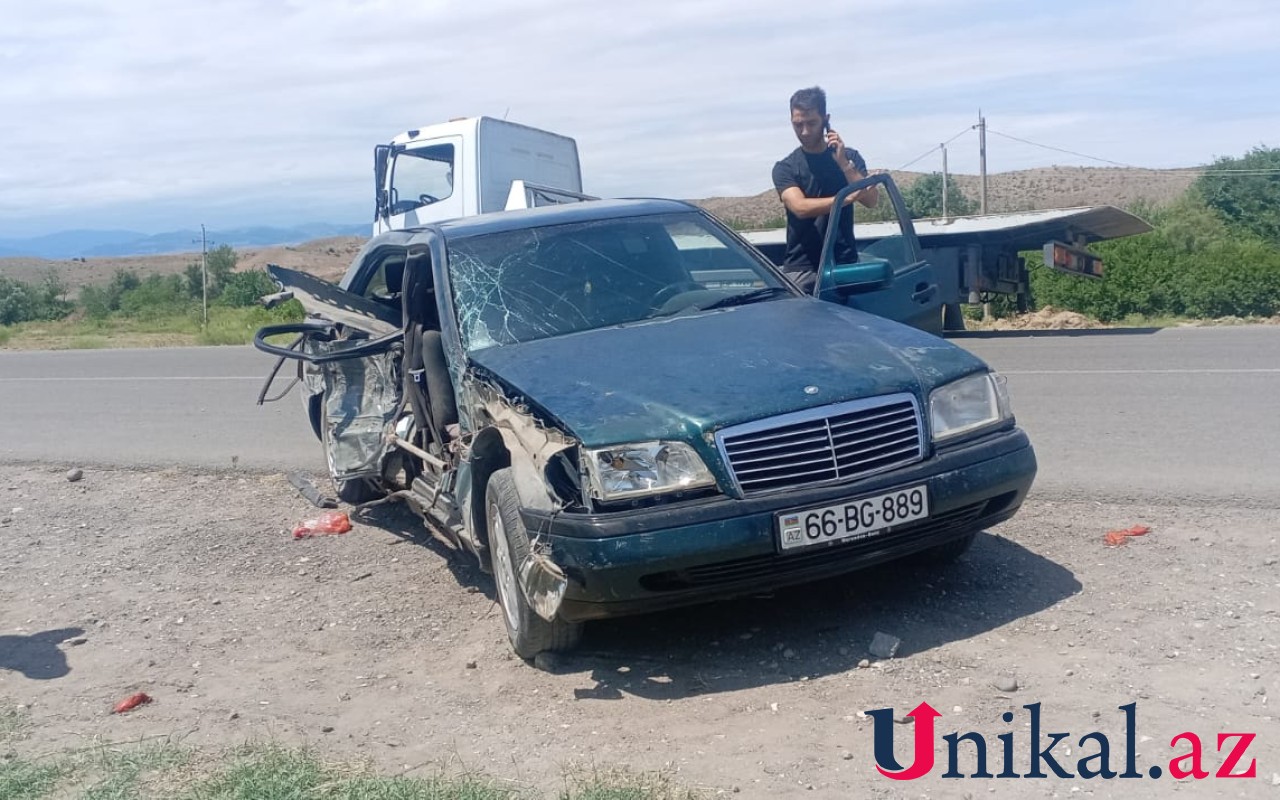 Ekskavatorla minik maşını toqquşdu- Xəsarət alanlar var (FOTO) Ekskavatorla minik maşını toqquşdu- Xəsarət alanlar var (FOTO)