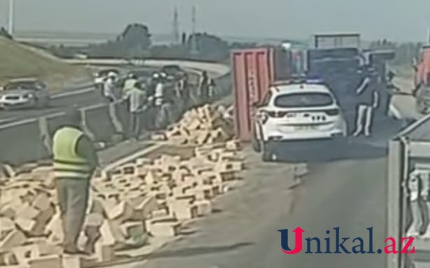 Daşla dolu "Kamaz" aşdı -VİDEO Daşla dolu "Kamaz" aşdı -VİDEO