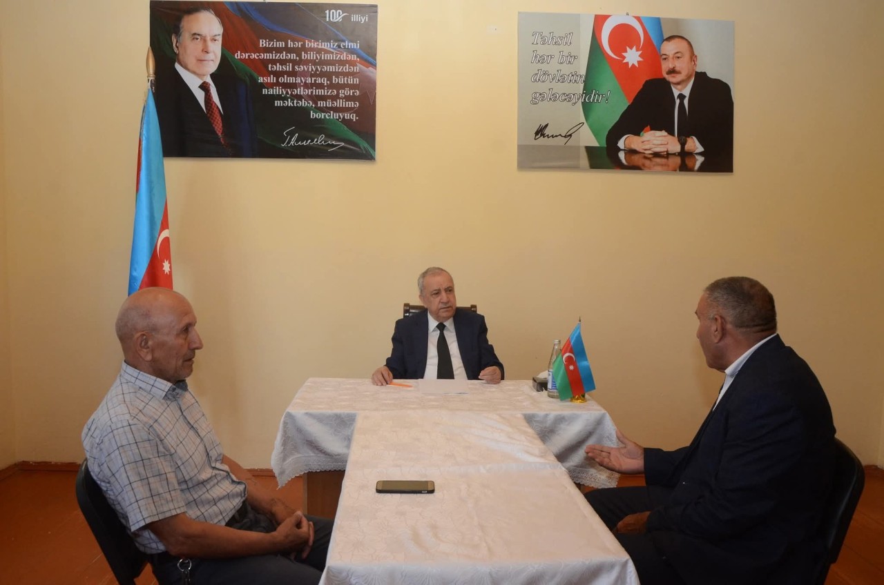 Malik İsaqov vətəndaşları dinlədi - FOTOLAR Malik İsaqov vətəndaşları dinlədi - FOTOLAR