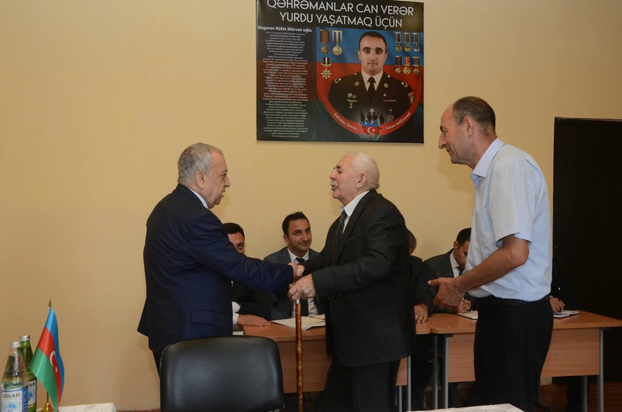 Malik İsaqov vətəndaşları dinlədi - FOTOLAR Malik İsaqov vətəndaşları dinlədi - FOTOLAR