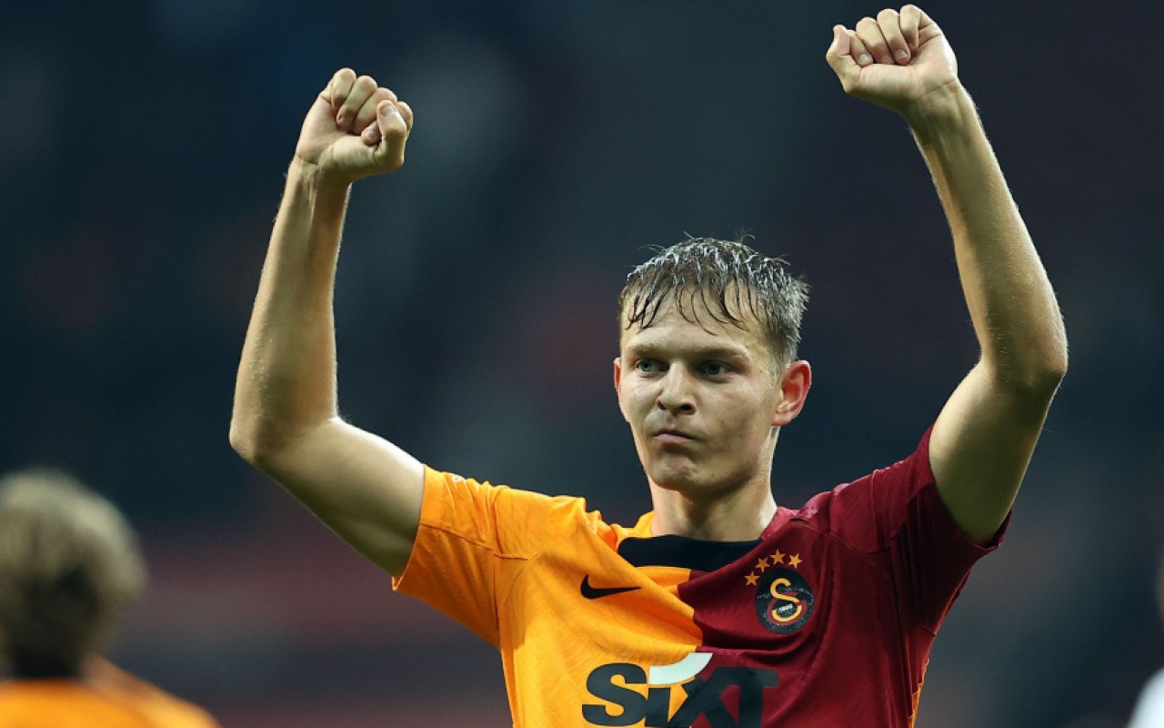 “Qalatasaray” müdafiəçisi ilə yollarını ayırdı “Qalatasaray” müdafiəçisi ilə yollarını ayırdı