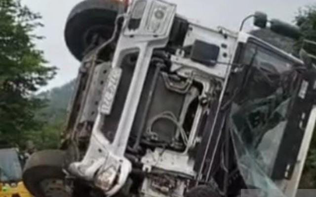 Laçında yük maşını dərəyəaşdı Laçında yük maşını dərəyəaşdı