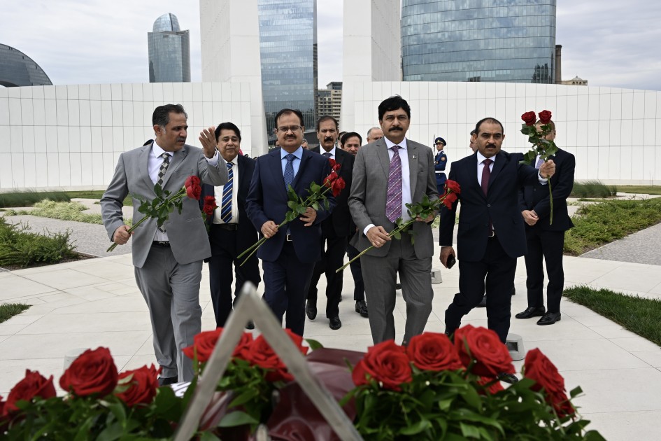 Pakistan Milli Assambleyasının sədri Zəfər parkında - FOTOLAR