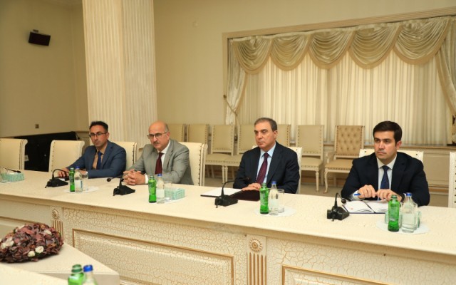 Niyazi Bayramov məzun olan müharibə iştirakçısı ilə görüşdü- FOTOLAR Niyazi Bayramov məzun olan müharibə iştirakçısı ilə görüşdü- FOTOLAR