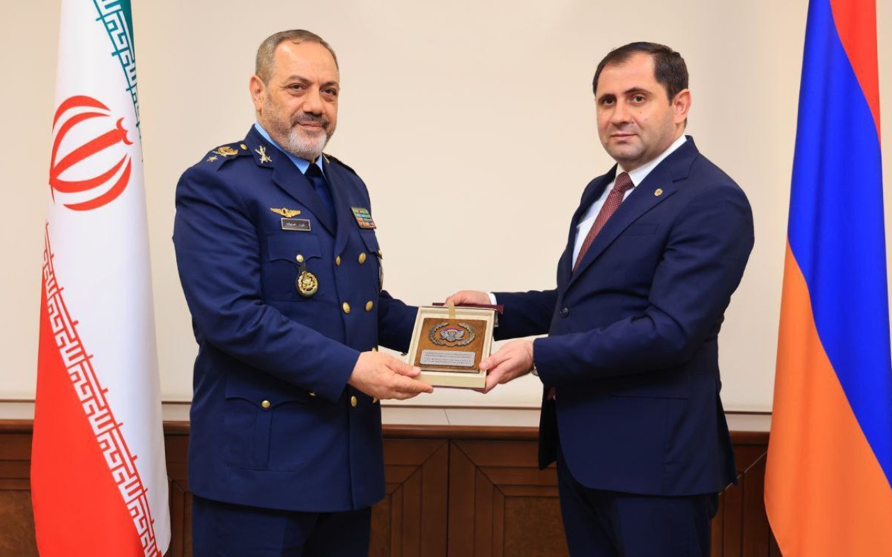 İran və Ermənistanın müdafiə nazirlərimüzakirə apardılar İran və Ermənistanın müdafiə nazirlərimüzakirə apardılar