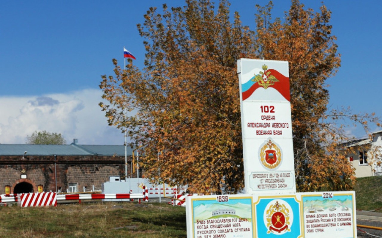 Rus hərbçi Ermənistandakı bazadagüllələndi