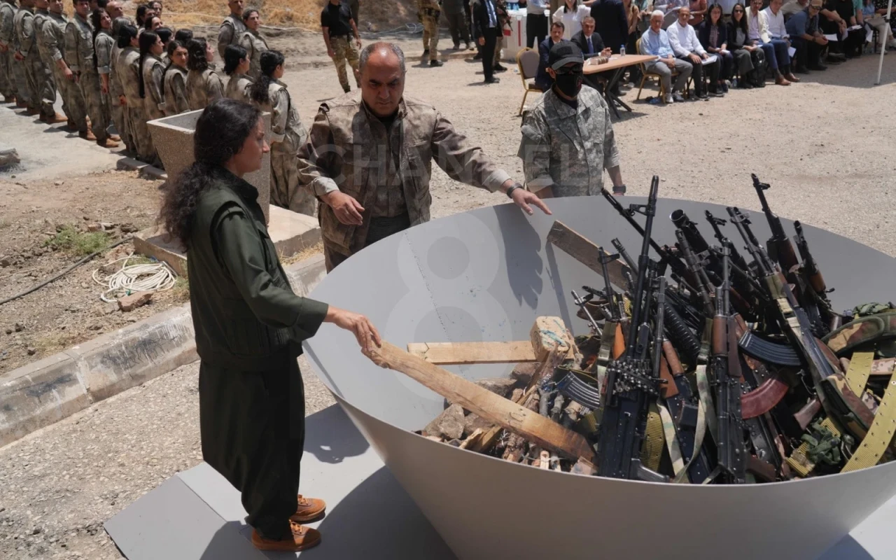 PKK-çılar silahlarını yandırırlar -FOTOLAR (YENİLƏNİB) PKK-çılar silahlarını yandırırlar -FOTOLAR (YENİLƏNİB)