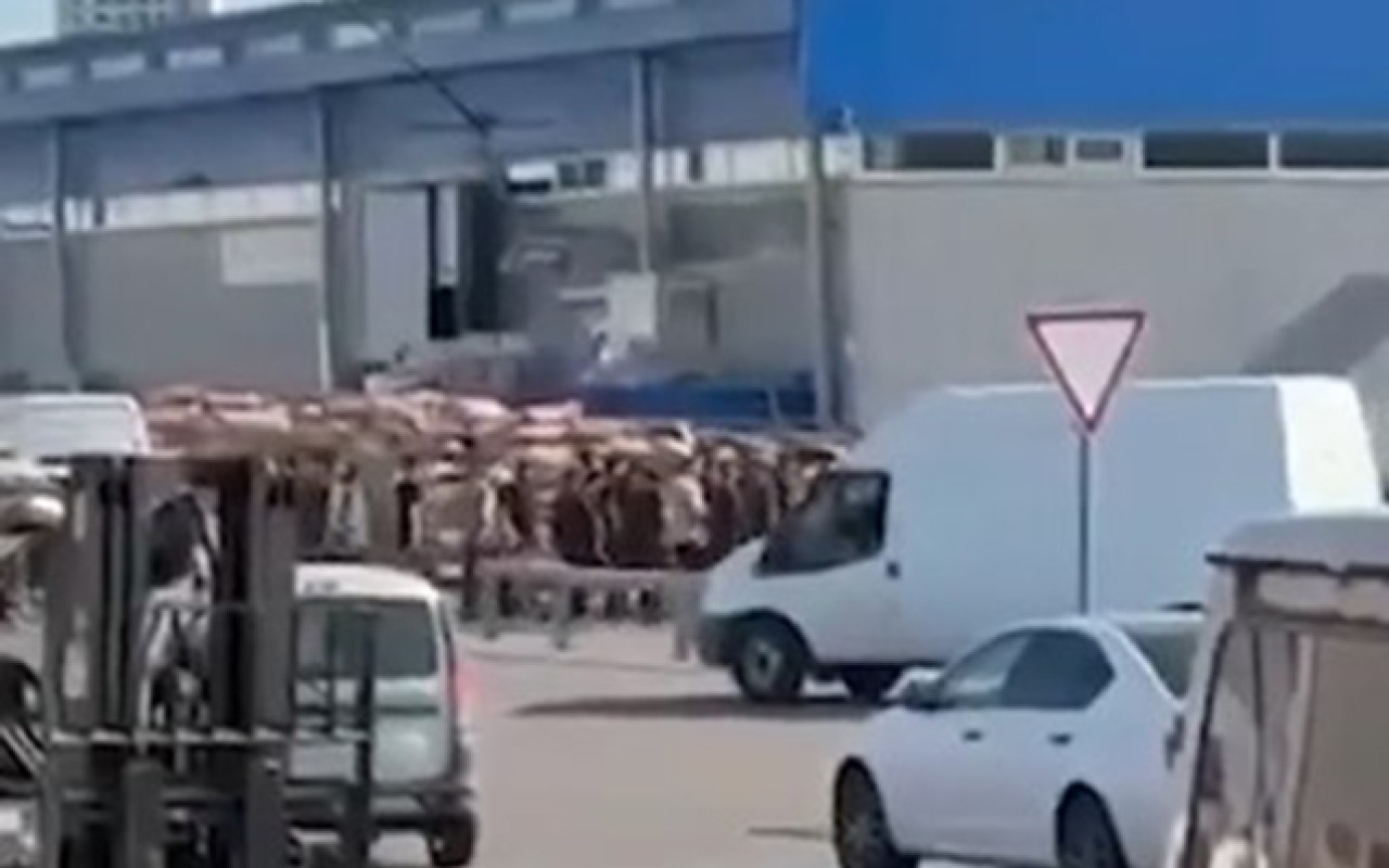 Moskva bazarında azərbaycanlılar saxlanıldı- VİDEO Moskva bazarında azərbaycanlılar saxlanıldı- VİDEO