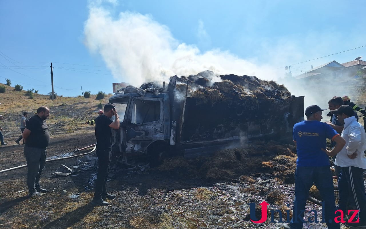 Şəmkirdə otla dolu yük maşınıyandı Şəmkirdə otla dolu yük maşınıyandı