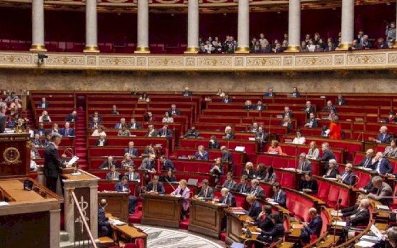 Fransa Milli Assambleyasının üç deputatıistefa verib Fransa Milli Assambleyasının üç deputatıistefa verib