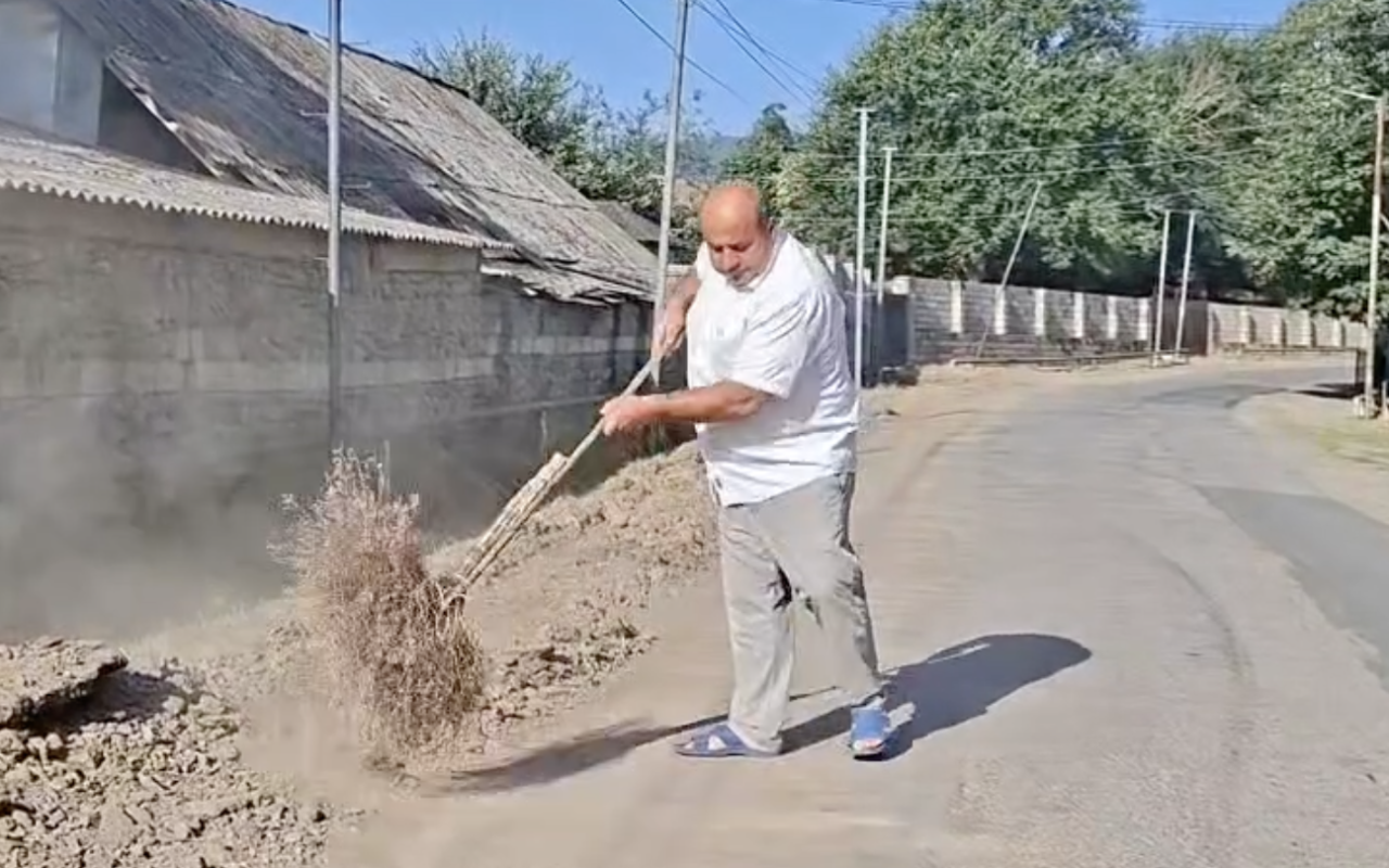 Masallıda bələdiyyə sədri küçəni özü süpürdü- VİDEO Masallıda bələdiyyə sədri küçəni özü süpürdü- VİDEO