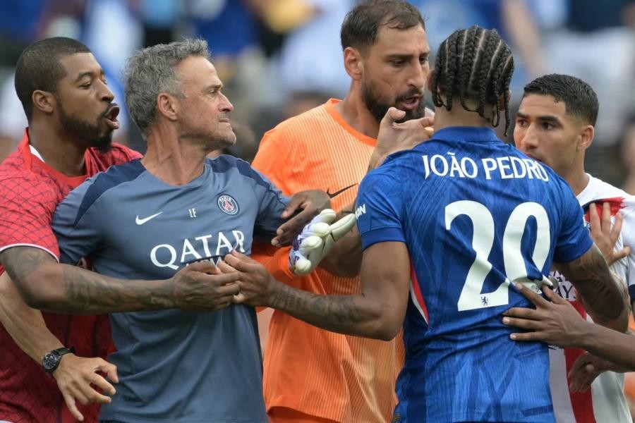 Luis Enrike oyundan sonra "Çelsi"nin futbolçusunu vurdu - VİDEO