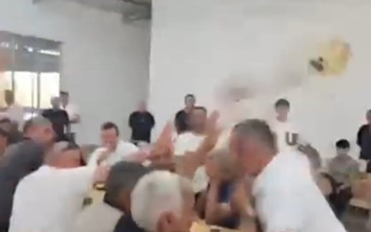 Azərbaycanlı deputat seçiciyə çaynik atdı- VİDEO Azərbaycanlı deputat seçiciyə çaynik atdı- VİDEO