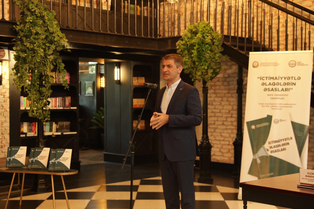 “İctimaiyyətlə əlaqələrin əsasları” adlı dərs vəsaitinin təqdimatı keçirildi - FOTOLAR
