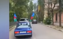 Bayrağımız asılan avtomobillər Rusiya küçələrində yürüş etdi- VİDEO Bayrağımız asılan avtomobillər Rusiya küçələrində yürüş etdi- VİDEO