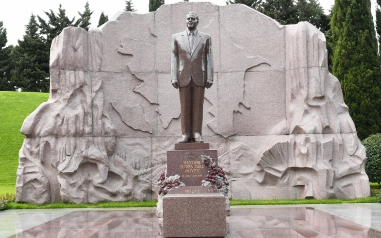 Berdiməhəmmədov Heydər Əliyevin məzarını ziyarət edib
