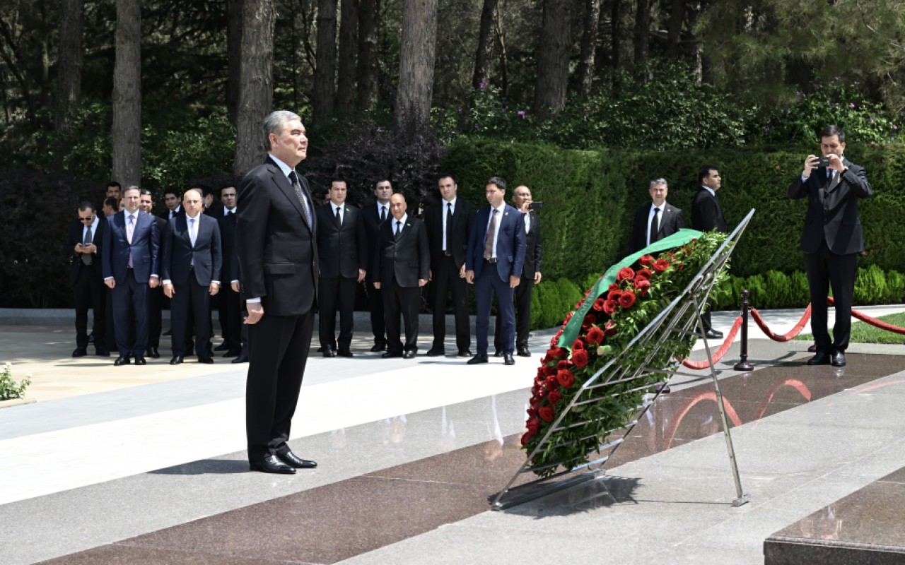 Berdiməhəmmədov Heydər Əliyevin məzarını ziyarət edib -FOTO Berdiməhəmmədov Heydər Əliyevin məzarını ziyarət edib -FOTO