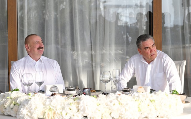 İlham Əliyev və Berdiməhəmmədov birgə naharediblər