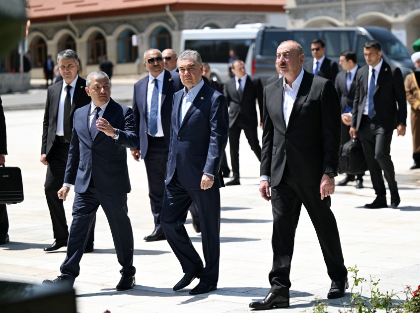 İlham Əliyev və Berdiməhəmmədov Şuşada gülləbaran edilmiş heykəllərə baxdılar - FOTOLAR