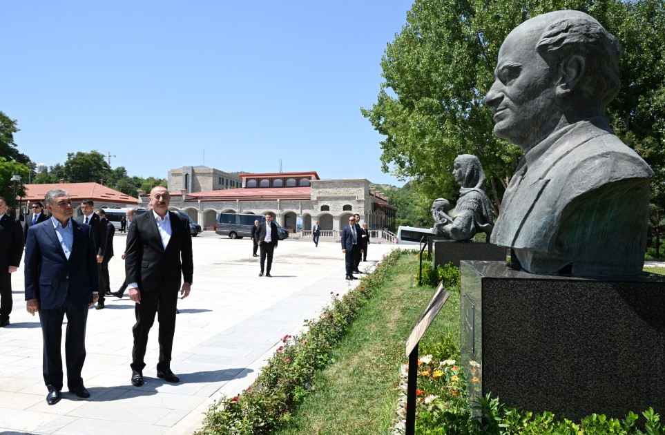 İlham Əliyev və Berdiməhəmmədov Şuşada gülləbaran edilmiş heykəllərə baxdılar - FOTOLAR