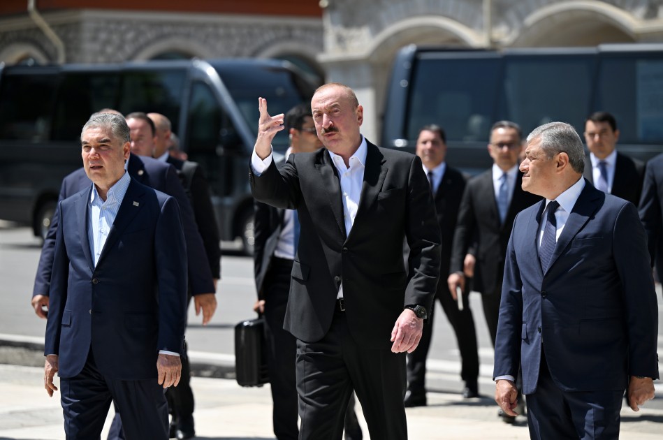 İlham Əliyev və Berdiməhəmmədov Şuşada gülləbaran edilmiş heykəllərə baxdılar - FOTOLAR