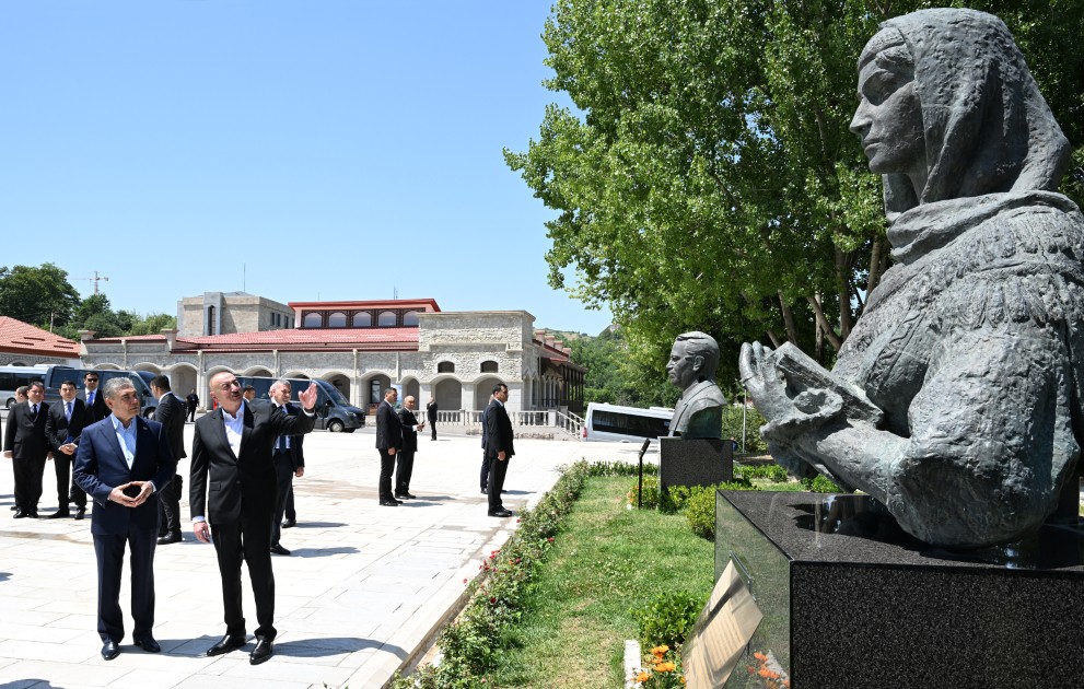 İlham Əliyev və Berdiməhəmmədov Şuşada gülləbaran edilmiş heykəllərə baxdılar - FOTOLAR
