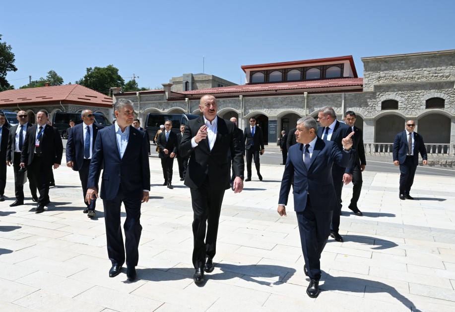 İlham Əliyev və Berdiməhəmmədov Şuşada gülləbaran edilmiş heykəllərə baxdılar - FOTOLAR