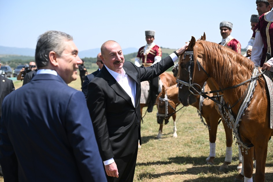 Prezident Berdiməhəmmədova Qarabağ atı hədiyyə etdi - FOTOLAR