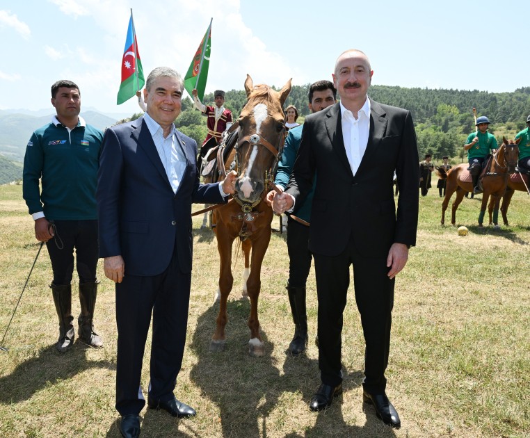 Prezident Berdiməhəmmədova Qarabağ atı hədiyyə etdi - FOTOLAR