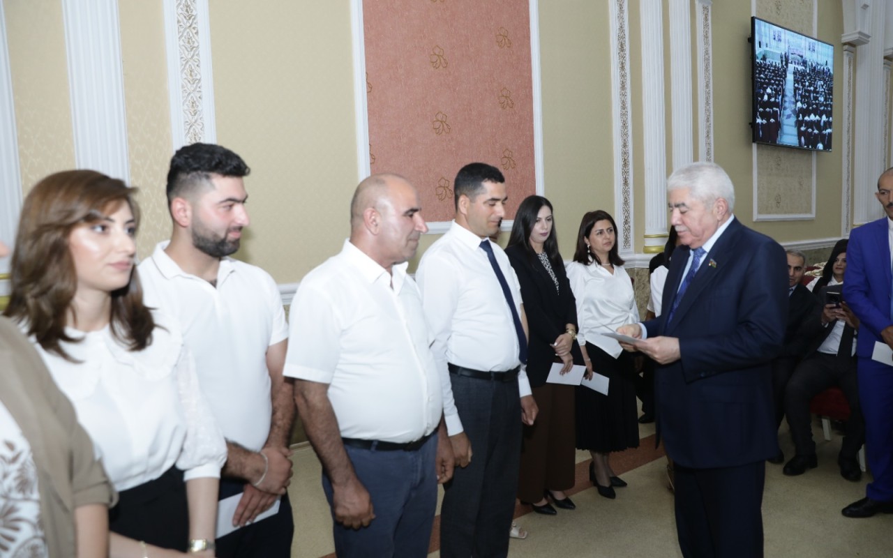 Deputat Ağalar Vəliyev Xaçmazda müəllim və şagirdləri təltif etdi -FOTOLAR Deputat Ağalar Vəliyev Xaçmazda müəllim və şagirdləri təltif etdi -FOTOLAR
