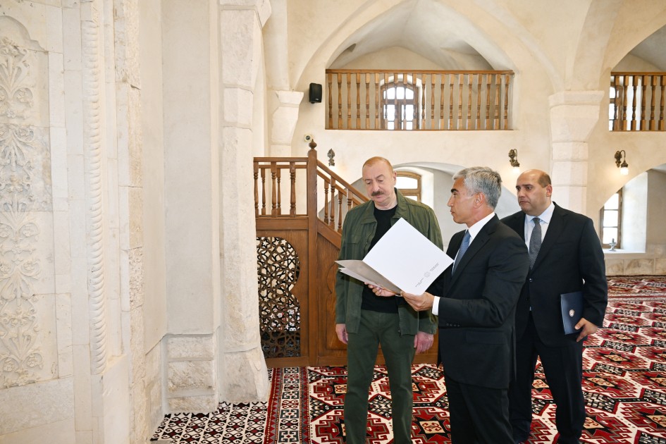 Prezident Qiyaslı kəndindəki məscidin binasının açılışında - FOTOLAR