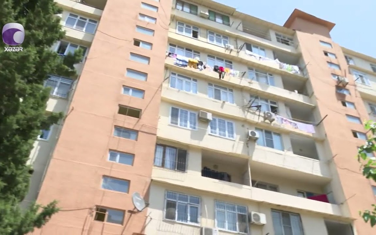 Binəqədidə yaşayış binasını birə basdı- VİDEO
