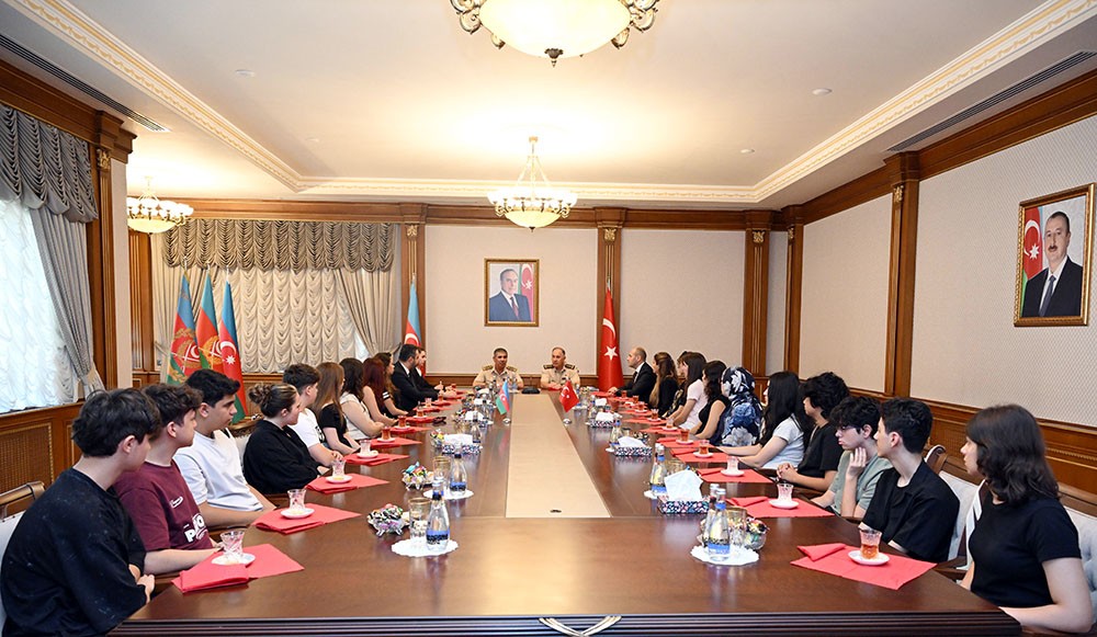 Müdafiə naziri türkiyəli şəhid ailələri ilə görüşüb 