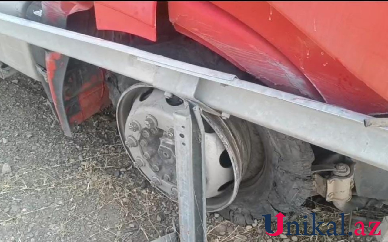 Təkəri partlayan yük maşını aşdı,sürücü yaralandı